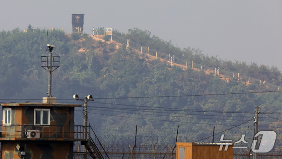 On October 16, 2024, a fence completed several months ago can be seen around a North Korean military guard post as viewed from the border area in Paju, Gyeonggi Province. 2024.10.16 / News1
