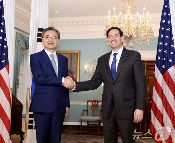 South Korean Foreign Minister Cho Hyun shakes hands with U.S. Secretary of State Marco Rubio at the State Department in Washington D.C. on Thursday. (Photo courtesy of Washington correspondents) © News1 Ryu Jungmin