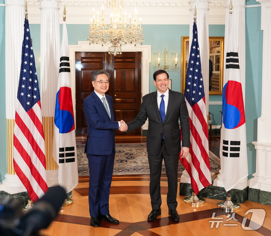 Foreign Minister Cho Hyun shakes hands with U.S. Secretary of State Marco Rubio before their first Korea-U.S. foreign ministers\' meeting since taking office, at the State Department in Washington, D.C. on Thursday afternoon. (Photo courtesy of the South Korean Ministry of Foreign Affairs. Resale and DB prohibited) 2025.8.1/News1 © News1 Im Se Young