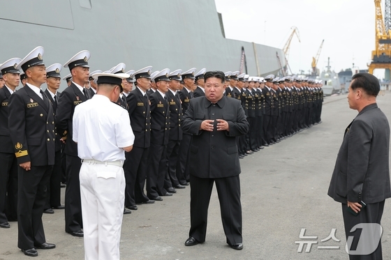 The official newspaper of the North Korean Labor Party, Rodong Sinmun, reported on Tuesday that North Korean Party General Secretary Kim Jong Un visited the destroyer Choe Hyon-ho on Monday and inspected the ship\'s weapon system integration and operation test process, as well as the training and living conditions of the destroyer\'s sailors / Rodong Sinmun