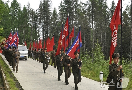 Rodong Sinmun, the official newspaper of the North Korean Workers\' Party, reported on Monday that North Korean youth students across the country visited revolutionary battlefield sites in the Paektu Mountain region and held resolution meetings from August 4 to 10 / Rodong Sinmun
