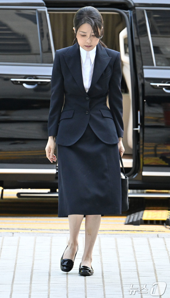 Former President Yoon Suk Yeol\'s wife, Kim Keon Hee, is attending a pre-arrest hearing (warrant review) for charges of violating the Capital Markets and Financial Investment Business Act and the Political Funds Act at the Seoul Central District Court in Seocho District, Seoul on the morning of Tuesday. 2025.8.12 / News1