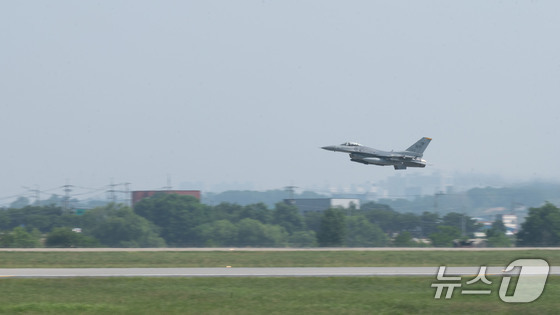 The Republic of Korea Air Force announced that South Korea, U.S., and Japan conducted joint fighter jet training exercises over the souther waters of Jeju Island on June 18. The photo shows U.S. Air Force F-16 fighter jets taking off from Osan Air Base to participate in the training exercises. (Provided by the Republic of Korea Air Force) 2025.6.18 / News1