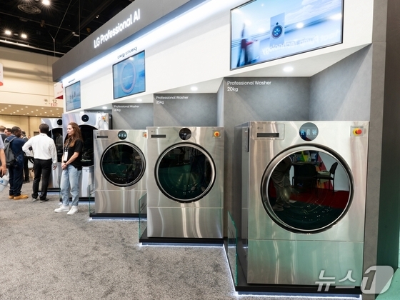 LG Electronics is exhibiting its lineup of large-capacity commercial laundry appliances, LG Professional, at Clean Show 2025, North America\'s largest laundry and textile care industry exhibition, held in Orlando, U.S., for four days from August 23 / Provided by LG Electronics