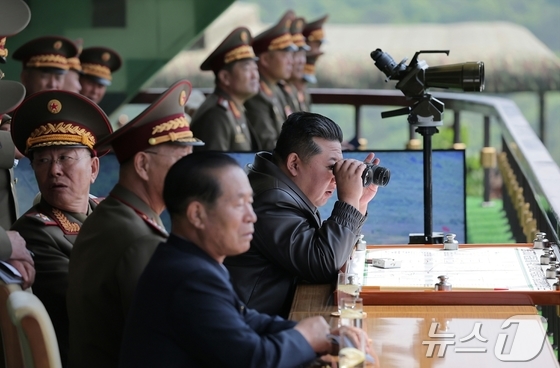 On August 14, the North Korean Workers\' Party newspaper Rodong Sinmun reported that Kim Jong Un, General Secretary of the Workers\' Party, observed tactical comprehensive training for each military branch conducted within the training system at the People\'s Army Training Workers (Officers) Conference on the previous day / Rodong Sinmun