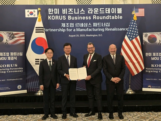 Kim Jung-kwan, Minister of Trade, Industry and Energy of South Korea; Choi Sung-An, CEO of Samsung Heavy Industries; Francesco Valente, CEO of Vigor Marine Group; Howard Lutnick, U.S. Secretary of Commerce / Provided by Samsung Heavy Industries
