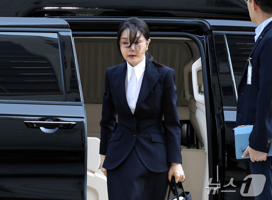 Former President Yoon Suk Yeol\'s wife, Kim Keon Hee, is attending a pre-arrest hearing (warrant review) for charges of violating the Capital Markets and Financial Investment Business Act and the Political Funds Act at the Seoul Central District Court in Seocho District, Seoul on the morning of Tuesday. 2025.8.12 / News1