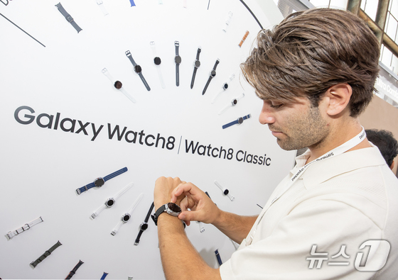 Samsung Electronics announced on July 10 that it unveiled its ultra-slim, large-screen foldable phone, the Galaxy Z Fold 7, at the Galaxy Unpacked 2025 event held at the Duggal Greenhouse in Brooklyn, New York, on July 9. Visitors experienced the Galaxy Watch8 series at Galaxy Unpacked 2025. 2025.7.10 / News1