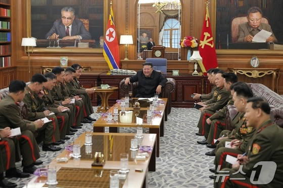 Kim Jong Un meets returning overseas commanders at a state awards ceremony / Rodong Sinmun
