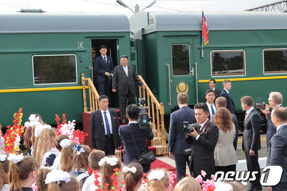 Kim Jong Un steps off his private train / Rodong Sinmun