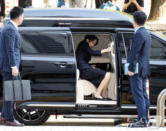 Former President Yoon Suk Yeol\'s wife, Kim Keon Hee, is attending a pre-arrest hearing (warrant review) for charges of violating the Capital Markets and Financial Investment Business Act and the Political Funds Act at the Seoul Central District Court in Seocho District, Seoul on the morning of Tuesday. 2025.8.12 / News1