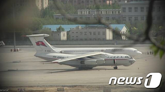 Air Koryo passenger plane and Kim Jong Un’s jet seen side by side. (2018.5.8 / NHK capture) / News1