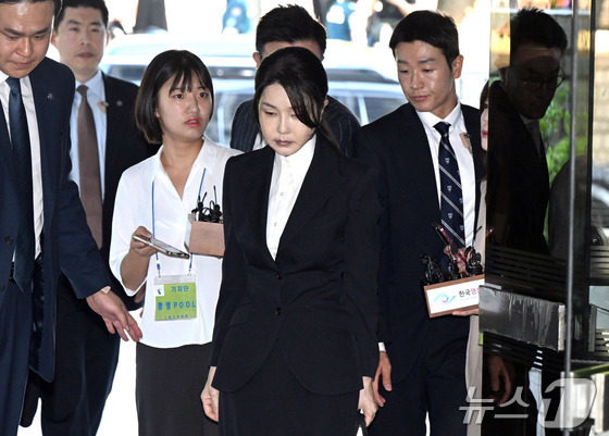 Former President Yoon Suk Yeol\'s wife, Kim Keon Hee, is attending a pre-arrest hearing (warrant review) for charges of violating the Capital Markets and Financial Investment Business Act and the Political Funds Act at the Seoul Central District Court in Seocho District, Seoul on the morning of Tuesday. 2025.8.12 / News1