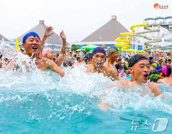 On August 3, Rodong Sinmun, the official newspaper of the Workers\' Party of Korea, introduced various water parks, including the Wonsan Kalma Coastal Tourist Area, saying that the people\'s joyful laughter echoes throughout the cultural recreation areas established under the party\'s benevolence / Rodong Sinmun