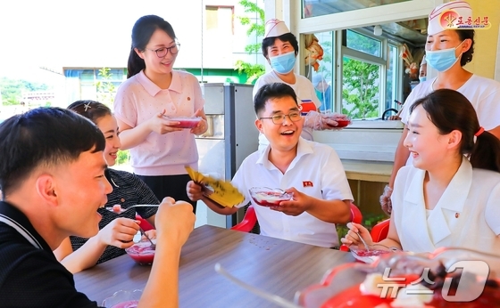 On the 29th, the North Korean Workers\' Party newspaper Rodong Sinmun reported that there is a place that all citizens of the capital city enjoy visiting these days amid the ongoing heat wave, saying that bingsu stands set up throughout the city are bustling with customers / Rodong Sinmun