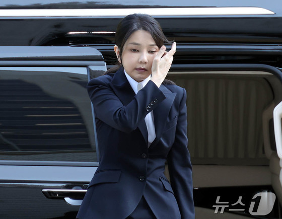 Former President Yoon Suk Yeol\'s wife, Kim Keon Hee, is attending a pre-arrest hearing (warrant review) for charges of violating the Capital Markets and Financial Investment Business Act and the Political Funds Act at the Seoul Central District Court in Seocho District, Seoul on the morning of Tuesday. 2025.8.12 / News1