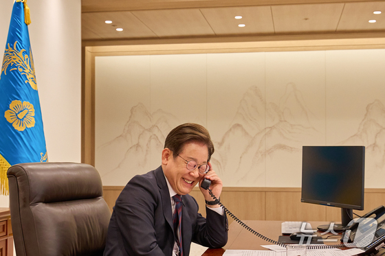President Lee Jae-myung speaks by phone with China’s Xi Jinping at the Yongsan office, June 10. (Presidential Office) / News1