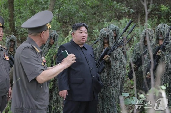 The Rodong Sinmun, the official newspaper of the Workers\' Party of Korea, reported on Thursday that respected Comrade Kim Jong Un visited the Special Operations Training Base directly under the General Staff of the Korean People\'s Army on Wednesday and reviewed the training status of the sniper detachment and the special operations detachment / Rodong Sinmun