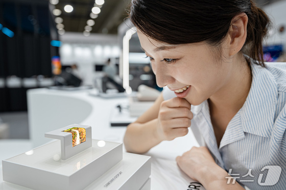 Samsung Display unveiled its curved micro LED product for smartwatches for the first time at K-Display 2025 / Provided by Samsung Display