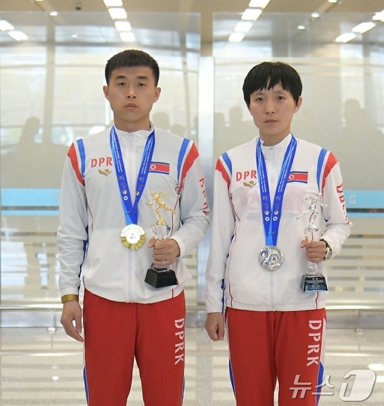 North Korean marathon runners Han Il-ryong and Ri Kwang-ok / Rodong Sinmun