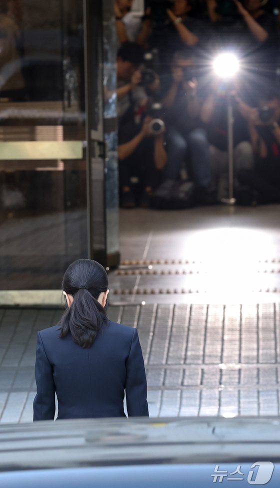 Former President Yoon Suk Yeol\'s wife, Kim Keon Hee, is attending a pre-arrest hearing (warrant review) for charges of violating the Capital Markets and Financial Investment Business Act and the Political Funds Act at the Seoul Central District Court in Seocho District, Seoul on the morning of Tuesday. 2025.8.12 / News1