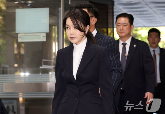 Former President Yoon Suk Yeol\'s wife, Kim Keon Hee, is attending a pre-arrest hearing (warrant review) for charges of violating the Capital Markets and Financial Investment Business Act and the Political Funds Act at the Seoul Central District Court in Seocho District, Seoul on the morning of Tuesday. 2025.8.12 / News1