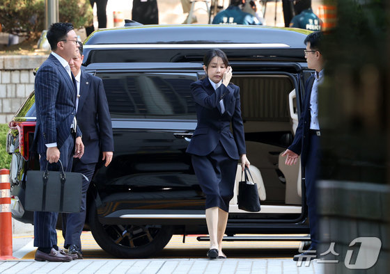 Former President Yoon Suk Yeol\'s wife, Kim Keon Hee, is attending a pre-arrest hearing (warrant review) for charges of violating the Capital Markets and Financial Investment Business Act and the Political Funds Act at the Seoul Central District Court in Seocho District, Seoul on the morning of Tuesday. 2025.8.12 / News1