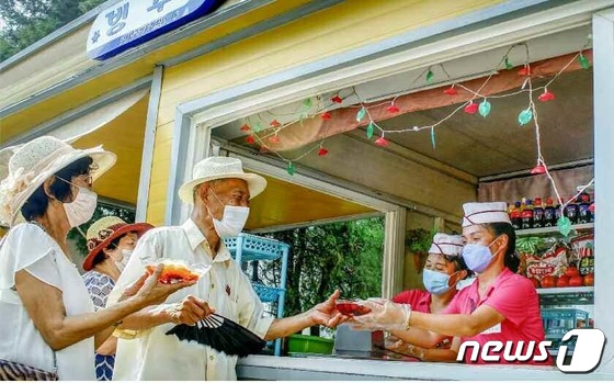 North Korean residents are purchasing cold drinks at a store / Rodong Sinmun