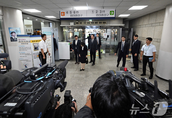 Former President Yoon Suk Yeol\'s wife, Kim Keon Hee, is attending a pre-arrest hearing (warrant review) for charges of violating the Capital Markets and Financial Investment Business Act and the Political Funds Act at the Seoul Central District Court in Seocho District, Seoul on the morning of Tuesday. 2025.8.12 / News1