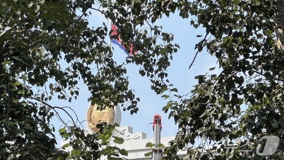 A newly installed sculpture can be seen on the rooftop of the North Korean Embassy in Beijing\'s diplomatic district. 2025.8.31 / News1