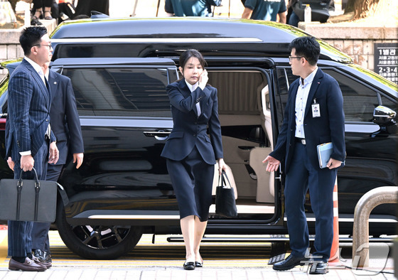 Former President Yoon Suk Yeol\'s wife, Kim Keon Hee, is attending a pre-arrest hearing (warrant review) for charges of violating the Capital Markets and Financial Investment Business Act and the Political Funds Act at the Seoul Central District Court in Seocho District, Seoul on the morning of Tuesday. 2025.8.12 / News1