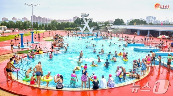 On August 3, Rodong Sinmun, the official newspaper of the Workers\' Party of Korea, introduced various water parks, including the Wonsan Kalma Coastal Tourist Area, saying that the people\'s joyful laughter echoes throughout the cultural recreation areas established under the party\'s benevolence / Rodong Sinmun