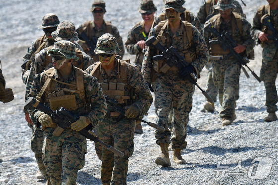 U.S. Marines secure a bridgehead during joint amphibious landing drills in Pohang, Aug. 6, 2025 / News1