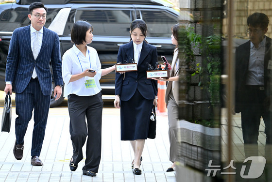 Former President Yoon Suk Yeol\'s wife, Kim Keon Hee, is attending a pre-arrest hearing (warrant review) for charges of violating the Capital Markets and Financial Investment Business Act and the Political Funds Act at the Seoul Central District Court in Seocho District, Seoul on the morning of Tuesday. 2025.8.12 / News1