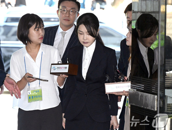 Former President Yoon Suk Yeol\'s wife, Kim Keon Hee, is attending a pre-arrest hearing (warrant review) for charges of violating the Capital Markets and Financial Investment Business Act and the Political Funds Act at the Seoul Central District Court in Seocho District, Seoul on the morning of Tuesday. 2025.8.12 / News1