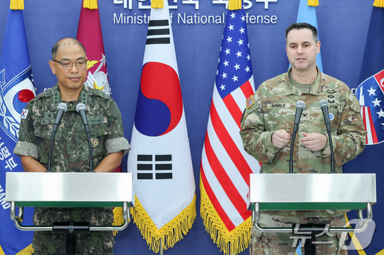 Lee Sung-joon, left, public affairs director for South Korea\'s Joint Chiefs of Staff, and Col. Ryan Donald, United Nations Command, Combined Forces Command, and U.S. Forces Korea, held a joint briefing on the 25th anniversary of the Ulchi Freedom Shield exercise at the Defense Ministry briefing room in Yongsan District, Seoul, South Korea, on August 7 morning. 2025.8.7 / News1