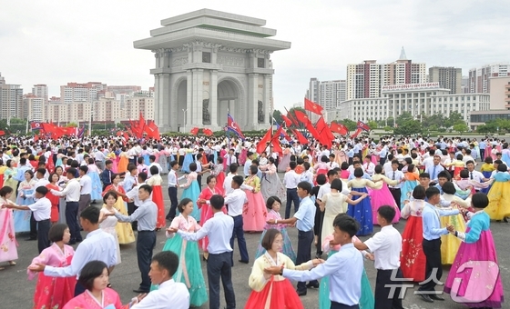 Dance Party for Pyongyang Youth and Students on August 28 / News1