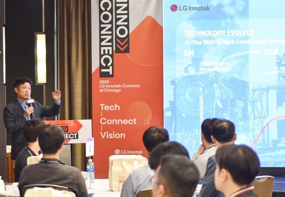 LG Innotek CTO Noh Seung-won explains the company\'s technology roadmap at Inno Connect, a talent recruitment event held recently at the Hyatt Regency Hotel in Chicago, U.S. (Provided by LG Innotek) / News1