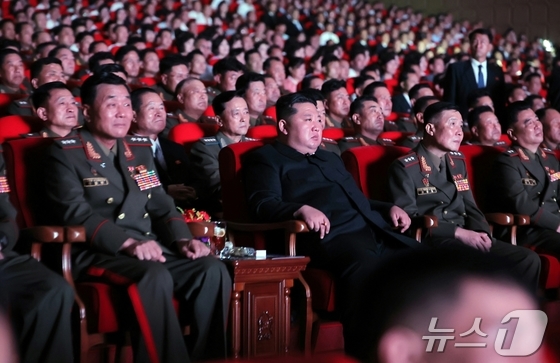 Kim Jong Un, General Secretary of the Workers\' Party of Korea, watches a congratulatory performance for key commanders of the Korean People\'s Army\'s overseas task force who have returned home / Rodong Sinmun