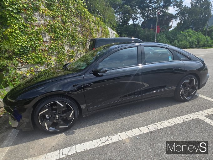 신형 아이오닉 6의 외관은 기존의 유선형 디자인을 계승했다. /사진=김이재 기자