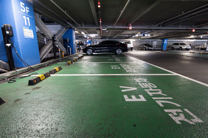 폭염 속 전기차를 효율적으로 운행 하려면 운전자의 꼼꼼한 준비는 필수다. 사진은 서울시내 한 쇼핑물에 위치한 실내 전기차 충전소. /사진=뉴스1