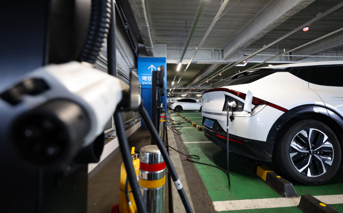 환경부가 전기차 보급에 속도를 내기 위해 수요 집중 지역에 보조금을 우선 배정토록 할 계획이다. 사진은 서울시내 한 쇼핑몰의 전기차 충전소. /사진=뉴시스