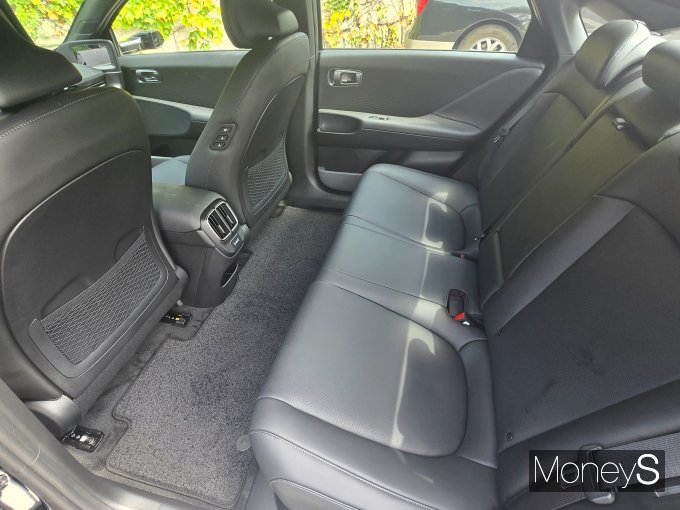 신형 아이오닉 6는 전기차의 단점으로 꼽히는 멀미 현상을 줄이기 위해 '스무스 모드'도 최초로 적용했다. /사진=김이재 기자