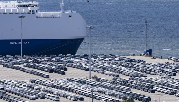 도널드 트럼프 미국 대통령의 관세 폭격이 글로벌 완성차업체의 영업이익을 크게 감소 시켰다는 외신 보도가 나왔다. 사진은 경기 평택항 부두 야적장에 늘어선 수출용 자동차. /사진=뉴시스