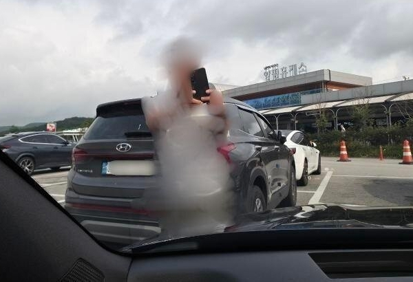 민폐 주차에 항의하는 운전자를 위협한 남성의 모습이 논란이다. 사진은 여성 운전자 차 내부를 찍는 남성 운전자의 모습. /사진=보배드림 캡처