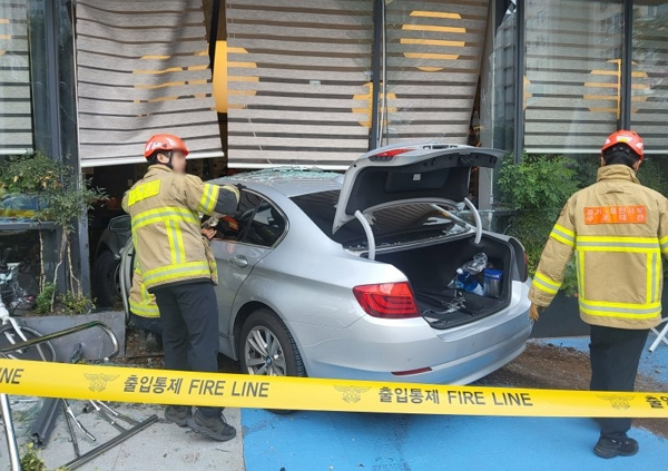 경기 용인시 한 식당에 60대 남성이 몰던 BMW 차가 돌진해 식당 안에 있던 손님들이 크게 다쳤다. 사진은 경기 용인시 수지구 상현역 인근 음식점에 60대 남성이 몰던 BMW 경우 차가 돌진한 모습. /사진=뉴스1(경기도소방재난본부 제공)