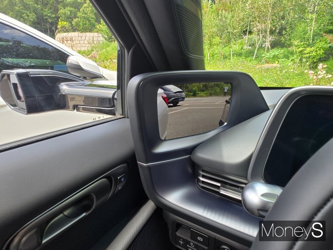 신형 아이오닉 6에는 디지털 사이드 미러가 탑재됐다. /사진=김이재 기자