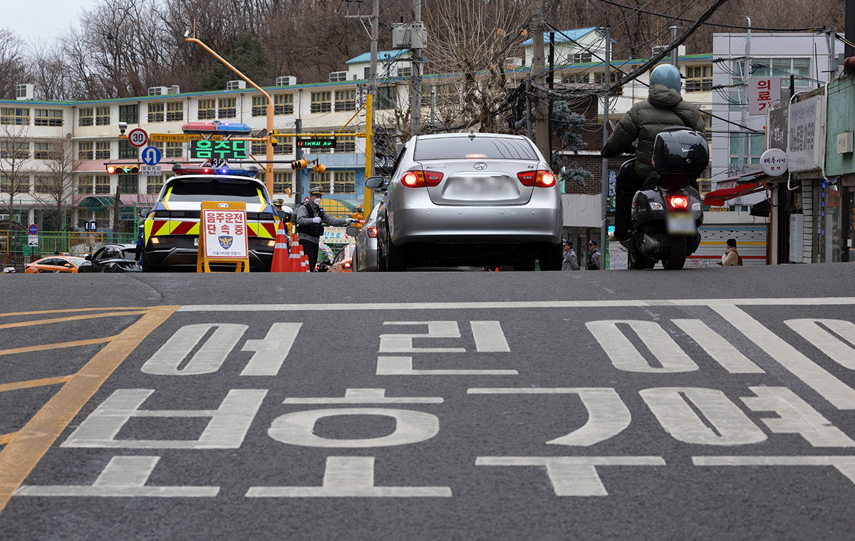 서울 서대문구 고은초등학교 앞에서 신학기 안전한 학교 만들기 캠페인의 일환으로 경찰들이 음주단속을 하고 있다.  / 뉴스1