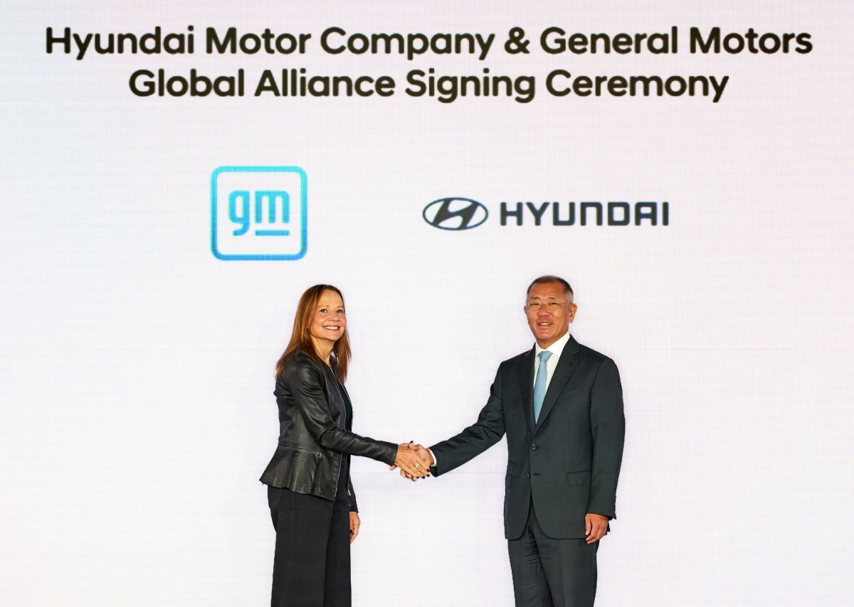 현대자동차가 미국 최대 자동차 회사 제네럴 모터스(GM)와 포괄적 협력을 위한 업무협약(MOU)을 체결했다고 12일 밝혔다.  사진은 정의선 현대차그룹 회장이 메리 바라 제너럴모터스(GM) 회장 겸 CEO와 업무 협약을 체결한 뒤 기념촬영을 하는 모습. (사진=현대차그룹 제공) 2024.09.12.[서울=뉴시스] 