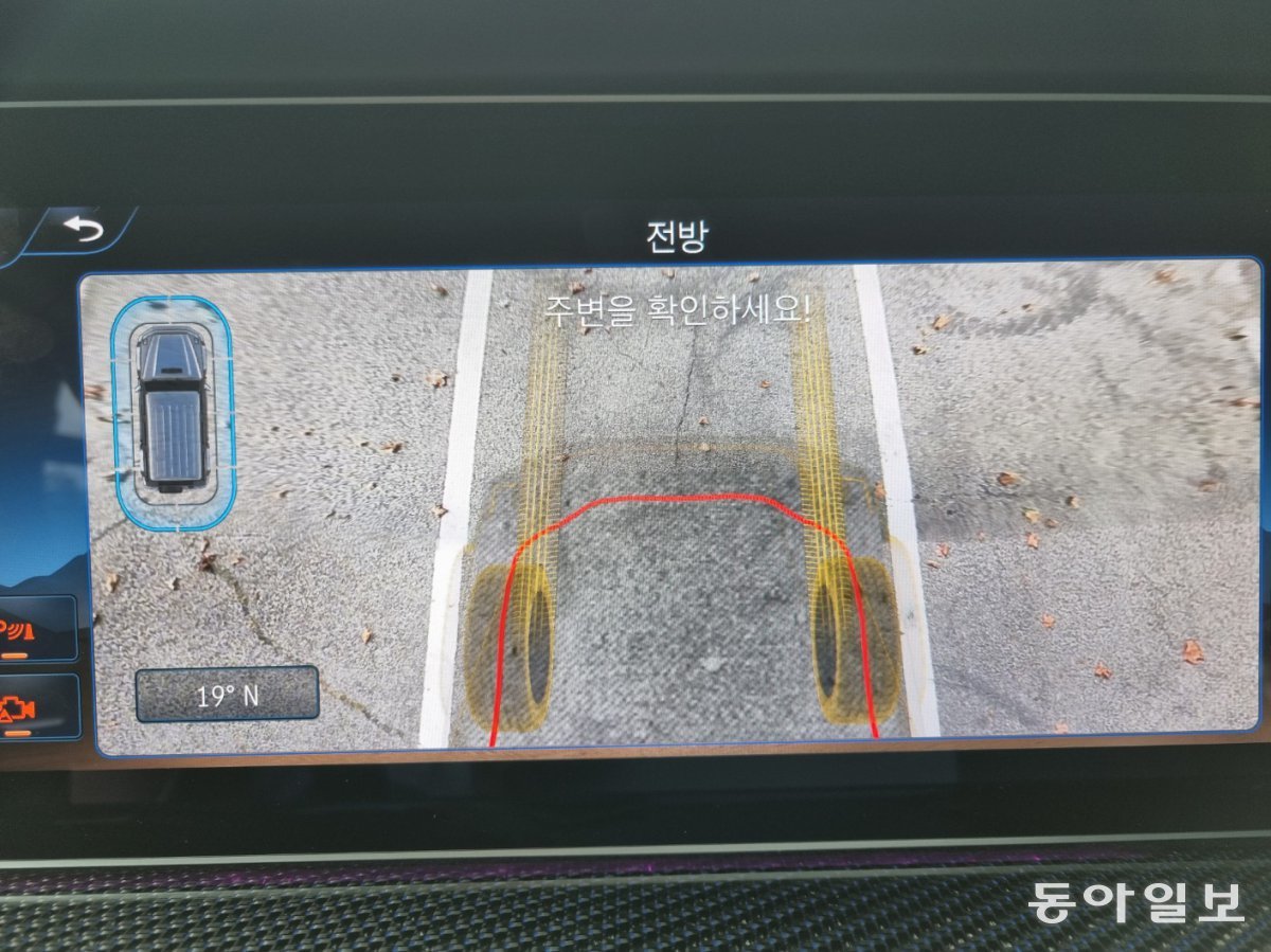 메르세데스벤츠 ‘G 580 위드 EQ 테크놀로지 에디션 원’에서 ‘투명 보닛’ 기능을 작동시킨 모습. ‘투명 보닛’은 오프로드 주행을 돕기 위해 차량 전면 하부를 디스플레이 장치로 보여주는 기능이다. 김도형 기자 dodo@donga.com